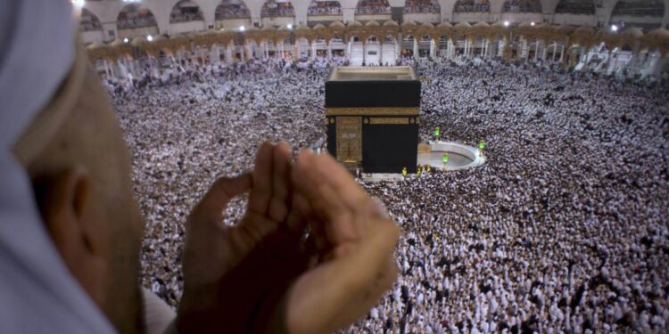 ملايين المعتمرين يحتشدون لحضور ختم القرآن بالمسجد الحرام