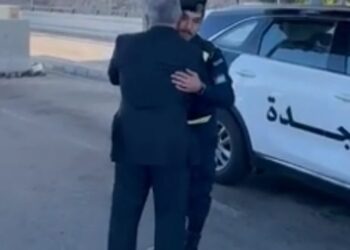 الملك وولي العهد يتوقفان للسلام على دورية أمن عام بالعقبة