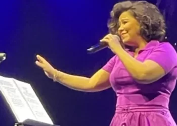 شيرين عبدالوهاب تتعرض لـ”سقوط محرج” في أولى حفلاتها بعد غياب طويل عن الساحة الفنية”