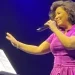 شيرين عبدالوهاب تتعرض لـ”سقوط محرج” في أولى حفلاتها بعد غياب طويل عن الساحة الفنية”