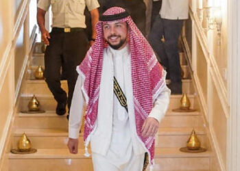 ولي العهد الأمير حسين يرتدي شماغًا هدية من امرأة ثمانينية في حفل ‘القرا