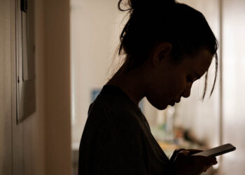 العنف الإلكتروني: تحد آخر يواجه المرأة في الأردن ومطالبات بتغليظ العقوبات