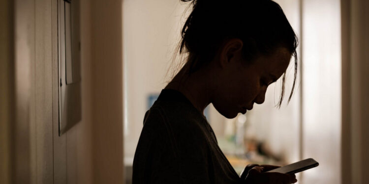 العنف الإلكتروني: تحد آخر يواجه المرأة في الأردن ومطالبات بتغليظ العقوبات