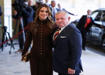 إطلالة ساحرة للملكة رانيا في حفل تتويج الملك تشارلز