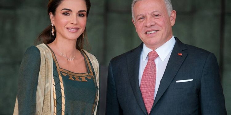 الملك والملكة يغادران لحضور مراسم تتويج ملك بريطانيا وزوجته