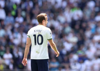 هاري كين يصر على البقاء في الدوري الإنجليزي بينما ترفض إدارة توتنهام الاستمرار