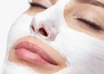 ماسك الحليب للوجه: تجربة سحرية لبشرة نقية ومشرقة في وقت قصير!