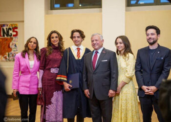 تألق العائلة الهاشمية في حفل تخريج الأمير هاشم: جلالة الملك عبد الله والملكة رانيا وسمو الأمير الحسين في لحظات مميزة”