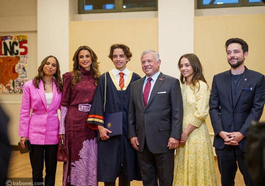 تألق العائلة الهاشمية في حفل تخريج الأمير هاشم: جلالة الملك عبد الله والملكة رانيا وسمو الأمير الحسين في لحظات مميزة”