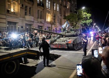 تتراجع الأزمة في روسيا ولكن الأسئلة تظل مطروحة حول سلطة بوتين