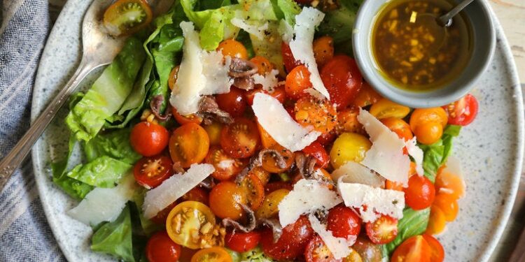 سلطة السيزر بالطماطم الكرزية