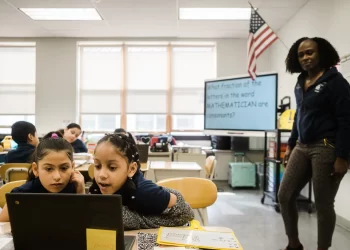 تجارب المدارس العامة في نيوارك في استخدام الروبوتات التعليمية بالذكاء الاصطناعي