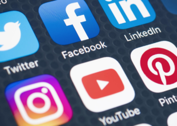 أسرار السوشال ميديا: هل تتجسس علينا أم هي مجرد مصادفة؟