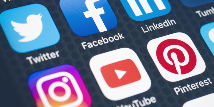 أسرار السوشال ميديا: هل تتجسس علينا أم هي مجرد مصادفة؟