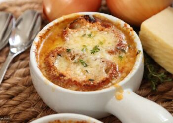 شوربة البصل الفرنسية الرائعة: نكهة مميزة من قلب باريس