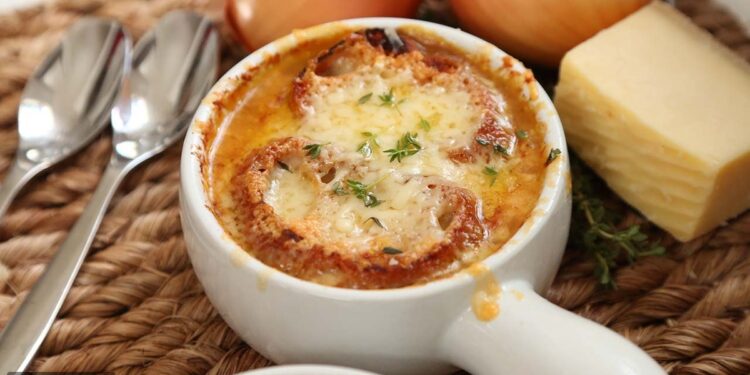 شوربة البصل الفرنسية الرائعة: نكهة مميزة من قلب باريس