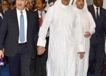 السفير الأردني في قطر يشارك بجولة في معرض الدوحة للكتاب