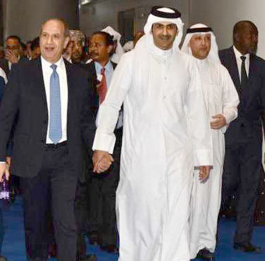 السفير الأردني في قطر يشارك بجولة في معرض الدوحة للكتاب