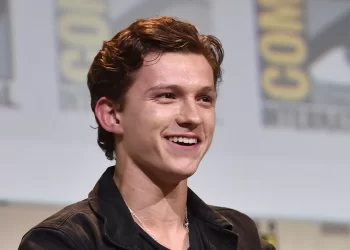 توم هولاند يعلن عن توقفه عن التمثيل بعد تأثير دوره في مسلسل “The Crowded Room” على صحته العقلية والجسدية