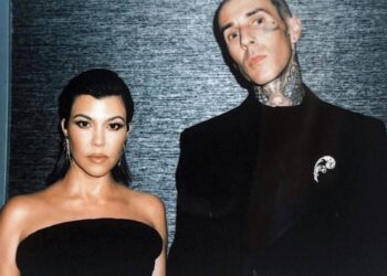 بطريقة لافتة… كورتني كارديشن تعلن حملها في حفل زوجها