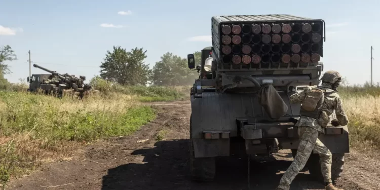 بعض اللواءات الأوكرانية المدربة حديثًا تشارك في القتال في الجنوب وتستخدم أسلحة مزودة من الدول الغربية.