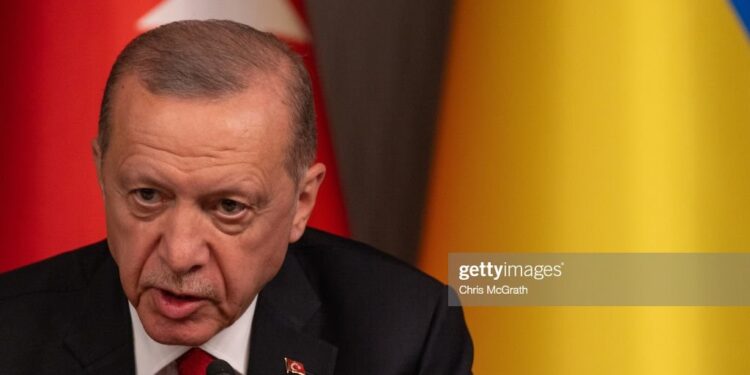 البلدان المعزولة تركيا والمجر تهددان وحدة حلف شمال الأطلسي في المواجهة مع روسيا