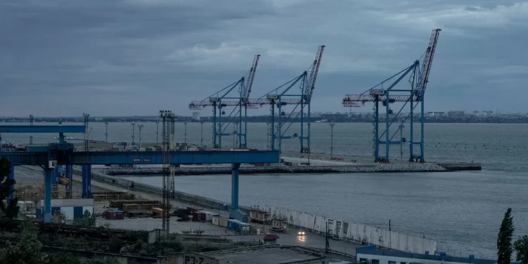 روسيا تضرب محطة حبوب أخرى، وتمتد حملة ضد موانئ أوكرانيا.