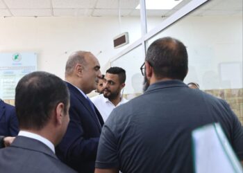 رئيس الوزراء يزور دائرتي “الأراضي” و”الضريبة