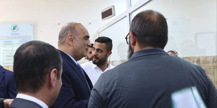 رئيس الوزراء يزور دائرتي “الأراضي” و”الضريبة