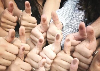 زيادة الوعي السياسي بين الشباب