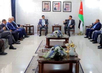 الصفدي: مسألة العقوبات والغرامات بـ”الجرائم الإلكترونية” باتت ضرورية الصفدي وذنيبات يتسلمان من نقيب الصحفيين الملاحظات على “الجرائم الإلكترونية”