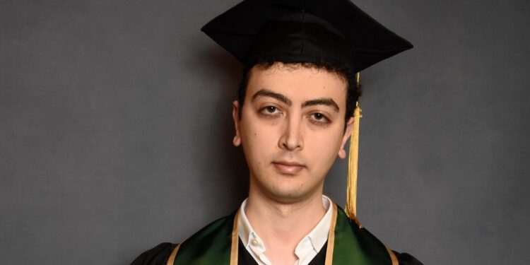 مبارك للطاب حذيفة محادين ووالديه بمناسبة الحصول على درجة البكالوريوس من جامعة ولاية كاليفورنيا