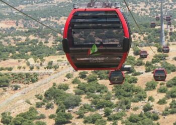 تلفريك عجلون يستقطب آلاف الزوار ويعزز السياحة والتنمية
