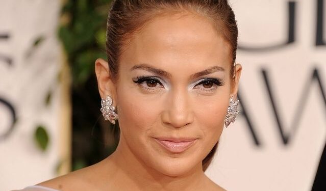 عيد ميلاد النجمة جينيفر لوبيز: 54 عامًا من الجاذبية والتألق العالمي