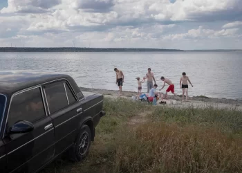 البنك المركزي الروسي يزيد من أسعار الفائدة بشكل كبير في مواجهة التحديات المالية خلال النزاع.