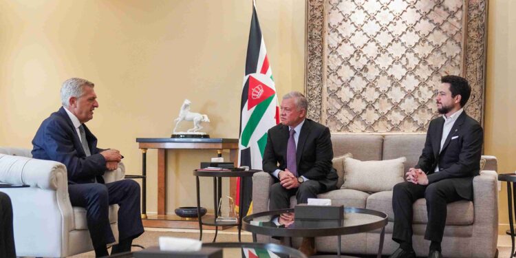 الملك يستقبل المفوض السامي للأمم المتحدة لشؤون اللاجئين