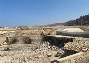 الأشغال تبدأ صيانة طارئة لحمايات مخرج جسر الموجب