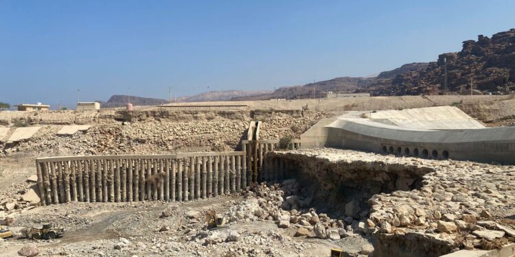 الأشغال تبدأ صيانة طارئة لحمايات مخرج جسر الموجب