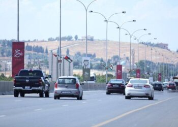 ممرات وجسور وكاميرات في الطرق مع قرب تفعيل قانون السير