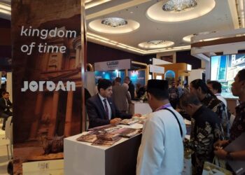 أكد الدكتور عبد الرزاق عربيات، مدير عام هيئة تنشيط السياحة، على الحاجة الماسة لاستقطاب المزيد من السياح من الأسواق الآسيوية، خصوصًا من إندونيسيا وماليزيا. يأتي ذلك نظرًا للأهمية البارزة التي تمثلها هذه الأسواق في مجال السياحة الدينية.