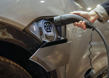 وزير الطاقة: إعداد استراتيجية للنقل الكهربائي