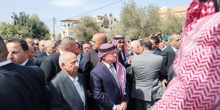 الملك يشارك في تشييع جثمان رئيس الوزراء الأسبق معروف البخيت