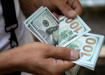 ارتفاع الدولار إلى مستوى جديد وسط بيانات قوية