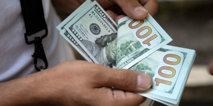 ارتفاع الدولار إلى مستوى جديد وسط بيانات قوية