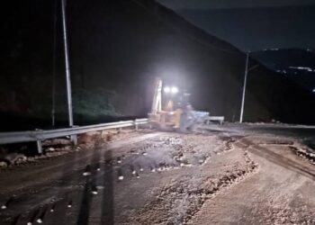 وزارة الأشغال تتعامل مع انجراف أتربة وحجارة على طرق متعددة