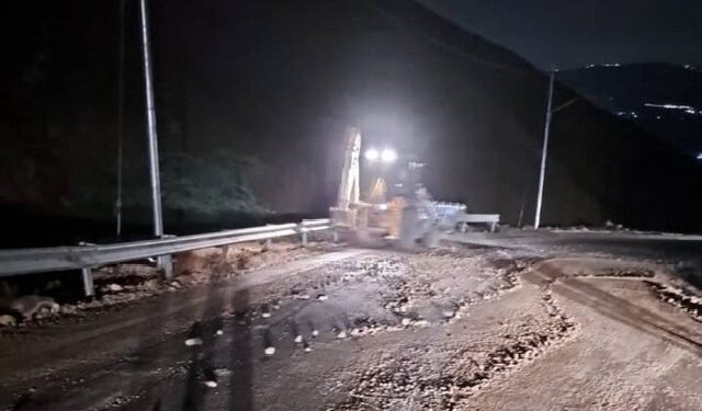 وزارة الأشغال تتعامل مع انجراف أتربة وحجارة على طرق متعددة