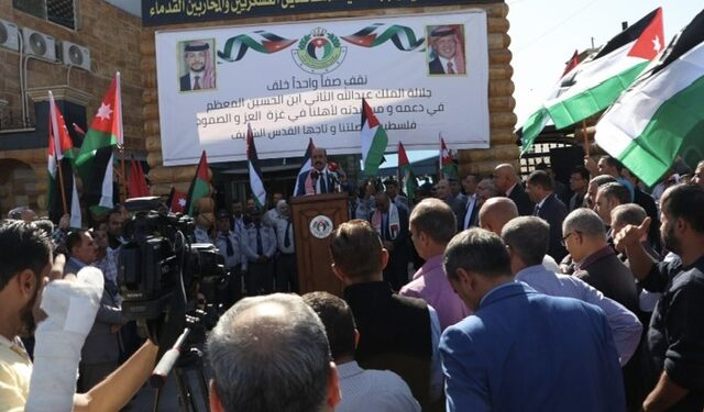 المتقاعدين العسكريين” تنظم وقفة تضامنية لنصرة غزة ودعم مواقف الملك (صور)