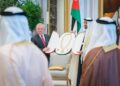 الملك يتسلم من الرئيس الإماراتي أعلى وسام في الدولة.. “وسام زايد”
