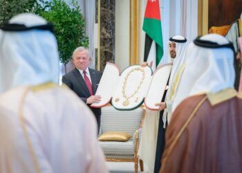 الملك يتسلم من الرئيس الإماراتي أعلى وسام في الدولة.. “وسام زايد”