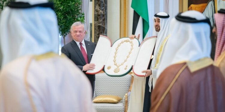 الملك يتسلم من الرئيس الإماراتي أعلى وسام في الدولة.. “وسام زايد”